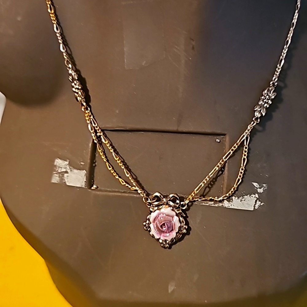 Lovely Vintage Gold-tone Pink Porcelain Rose Pendant Necklace by Avon - Picture 7 of 9